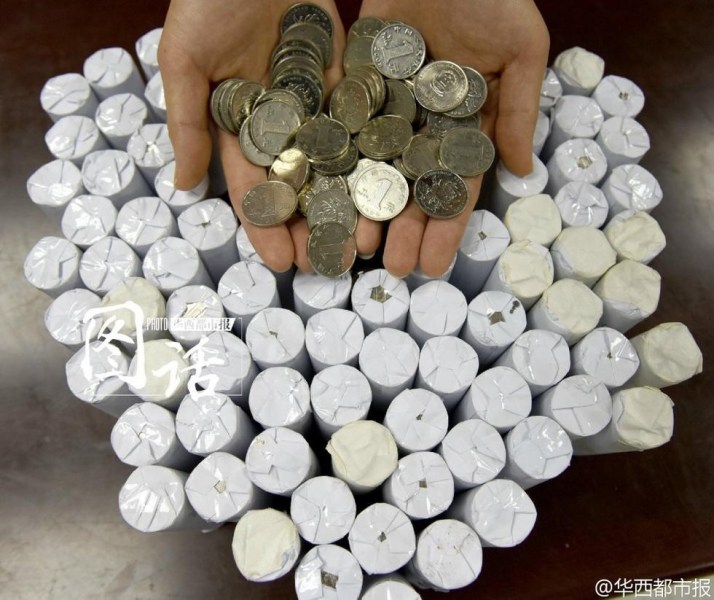 四川成都顾客提20多公斤硬币买iPhone7手机(图)