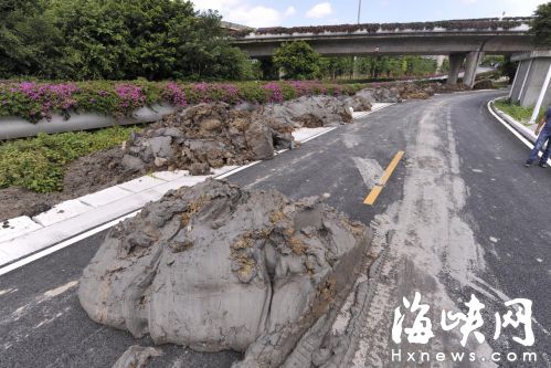 连路面上都堆了烂泥 
