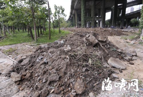 福州光明港三环桥下新修道路 被倒十余车烂泥