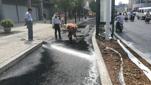 自来水管被轧破阀门却埋路面下 事发1小时才关闭