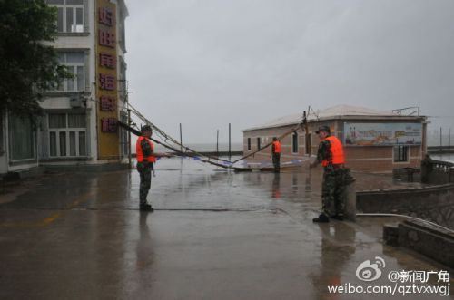 泉州蚶江石湖港游艇码头2块巨型广告牌被“鲇鱼”吹倒