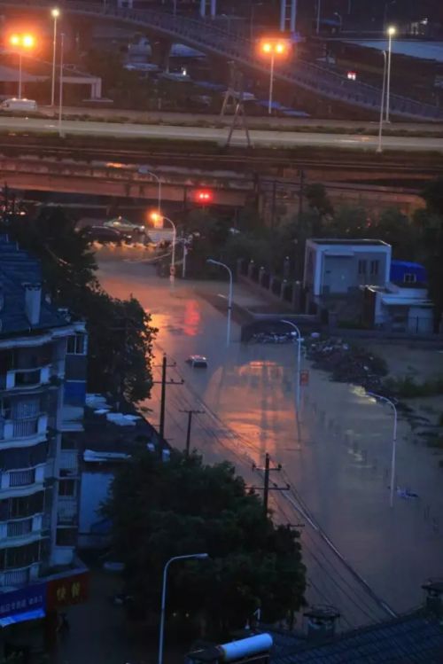 “鲇鱼”凌晨惠安登陆！福州风雨呼啸一夜又看海了
