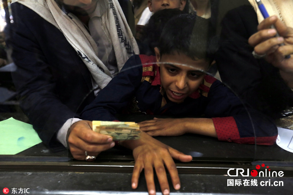 也门民众积极捐款 向胡塞武装提供经济援助(高清组图)