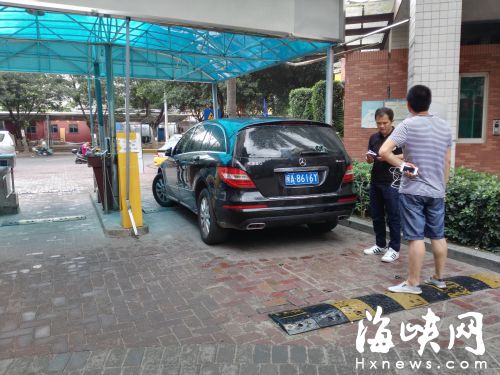 福州：因车位管理费问题 业主弃车门口后窗被砸穿