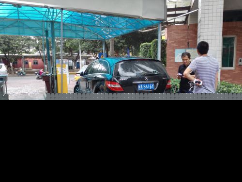 福州：因车位管理费问题 业主弃车门口后窗被砸穿