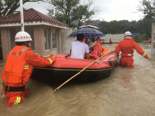 闽侯：洪水涌入 消防官兵紧急营救40多名被困群众