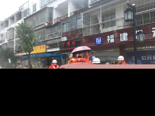 闽侯：洪水涌入 消防官兵紧急营救40多名被困群众