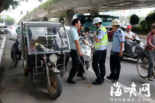 福州严查残疾人车载客 一车被暂扣一骑手被罚五百