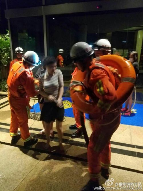 福州晋安一售楼部7人被困 消防艰难涉水救援