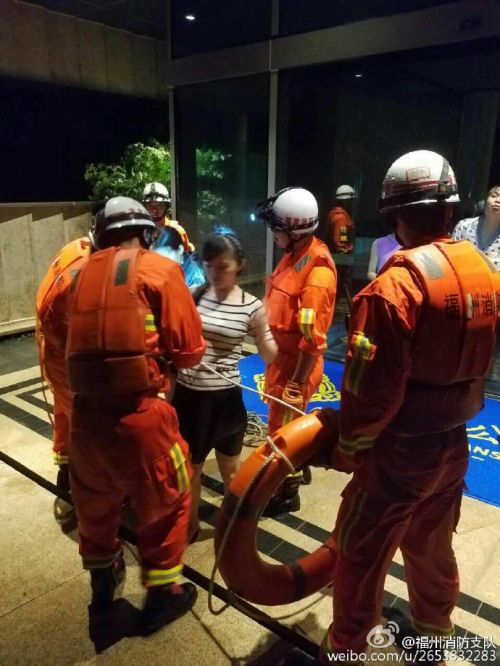 福州晋安一售楼部7人被困 消防艰难涉水救援