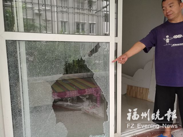 阳台推拉门玻璃爆裂险伤住户 物业：已过保修期