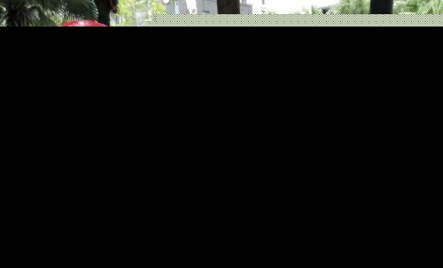 这位排水工作人员，昨晚奋战了一整晚，在华林路&ldquo;湖边&rdquo;小憩。