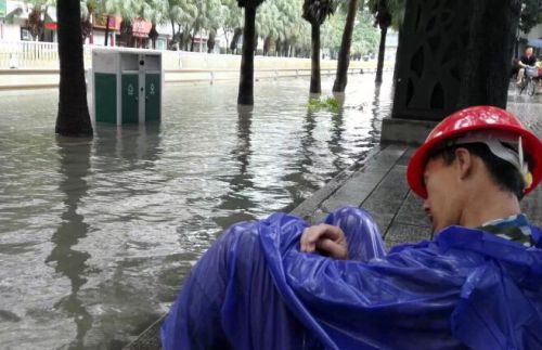 “鲇鱼”肆虐城区 福州市排水防涝人员奋力抢险获赞