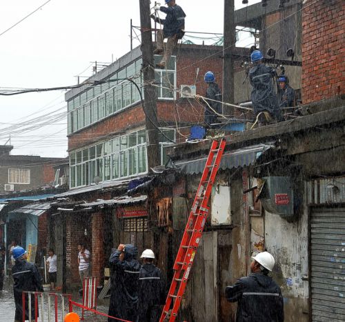 福州电力冒雨抢修10千伏白湖亭632线路