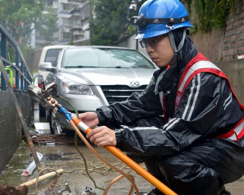 福州电力冒雨抢修10千伏白湖亭632线路