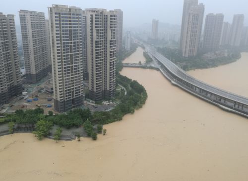 福州琴亭湖水位漫过栈道  垃圾遍布湖面