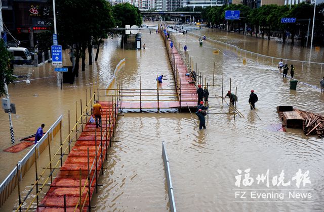 近百工人4小时搭好板桥 乘客进出火车站无需蹚水