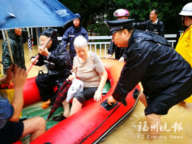 民警消防救助多名群众　积水中托起＂生命之舟＂