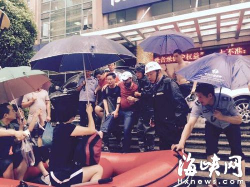 福州：土耳其大汉涉水扎伤脚 民警皮筏艇开路急送医