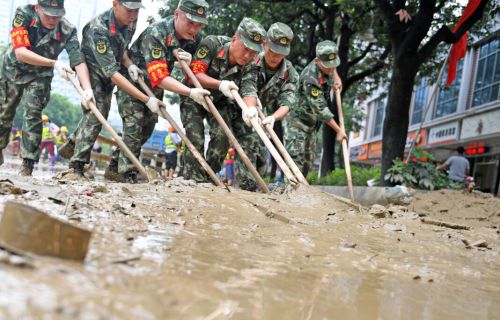 500名武警疏通福州市区主干道 清理淤泥