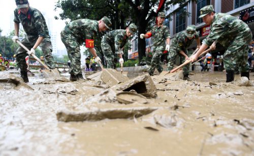 500名武警疏通福州市区主干道 清理淤泥