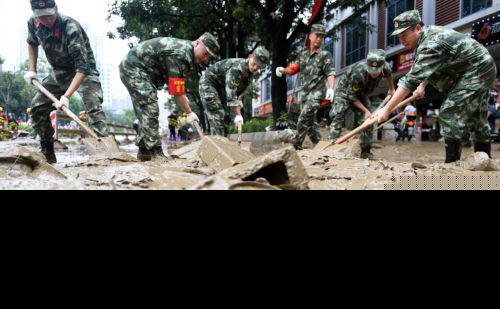 500名武警疏通福州市区主干道 清理淤泥