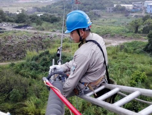 福州电力高空抢修受损线路 保证可靠运行