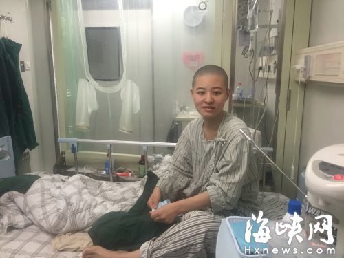 20岁女孩退学打工撑起四口之家 却突患白血病
