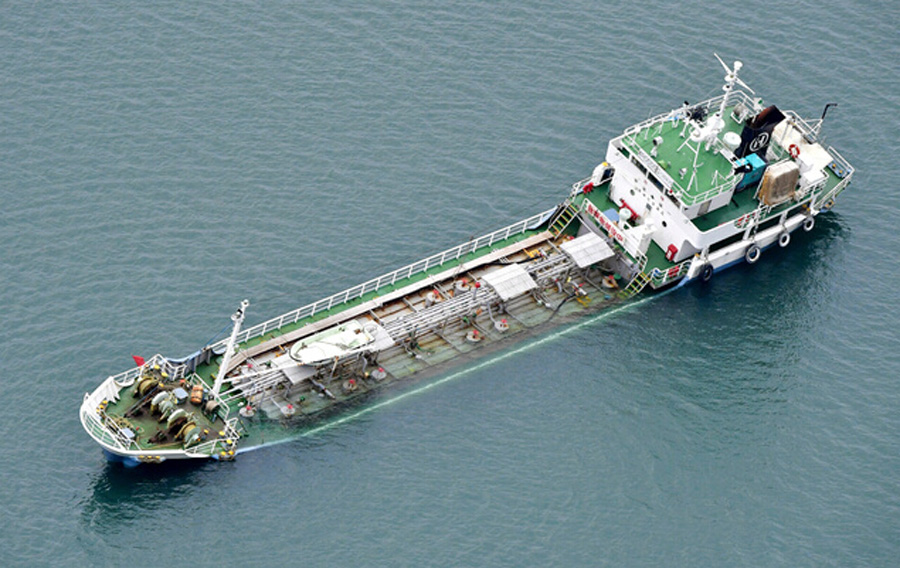 日本一满载腐蚀性化学品的货轮严重倾斜 有沉没危险