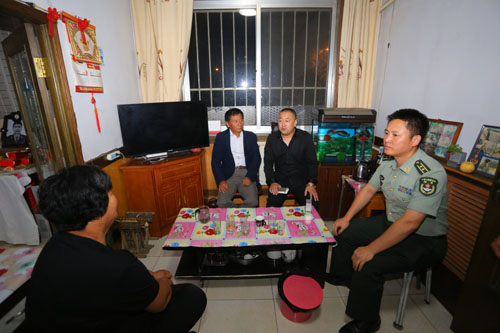 官兵千里迢迢祭奠“抗洪烈士”刘景泰