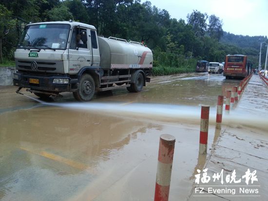 暴雨致山体滑坡 福州软件园部分路面泥沙堆积