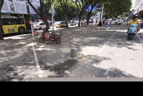 福州国货路：咪表位布“桩” 车辆屡中招