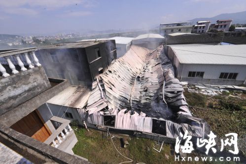 福州城门镇一棉制品厂起火 村民铺百米水管自救