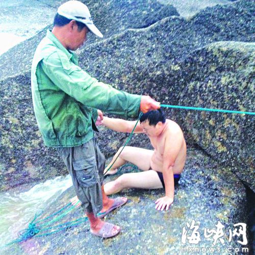 游客到长乐海边玩被卷走 海钓者用鱼竿救起两人
