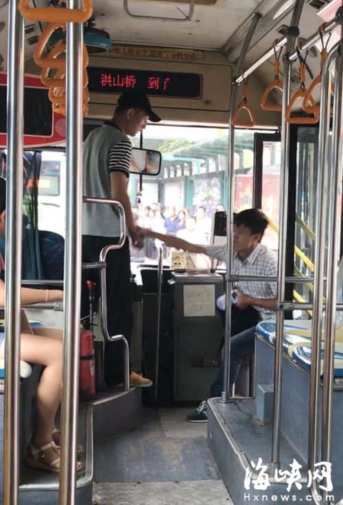 福州：取回投币遭拒 乘客欲打公交司机