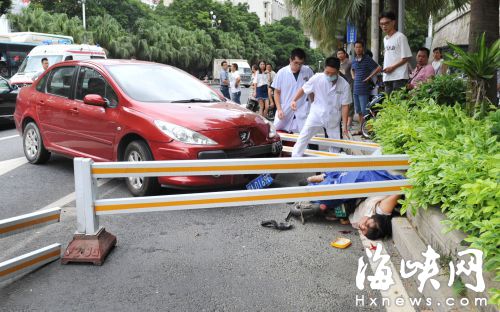 福州华林路斑马线上 小车撞翻电动车母女