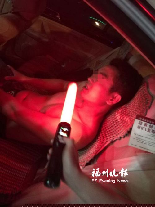 遇查酒驾男子高速弃车狂奔 群众载民警追赶