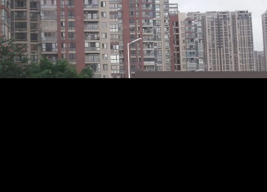 福州福飞北路一轿车撞护栏 车头严重变形