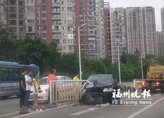 福飞北路一轿车失控撞上护栏　车头变形护栏被毁