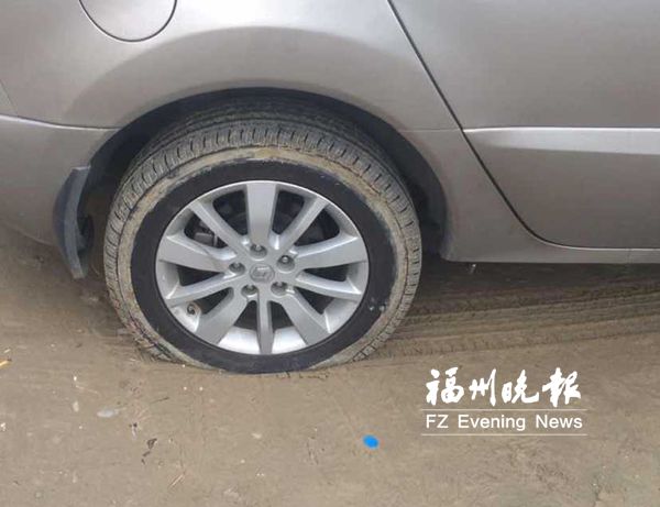 长乐海滩“哑巴”强收停车费 游客少交钱被扎破胎