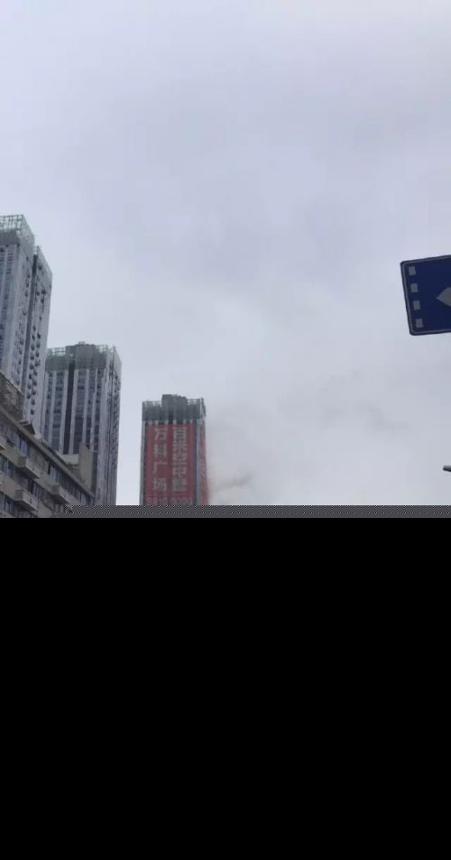 福州白马路万科广场附近高楼起火 浓烟滚滚