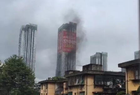 突发！福州白马路万科广场附近高楼起火 浓烟滚滚