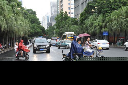 福州：斑马线前小车撞伤母女 “宁波模式”值得借鉴