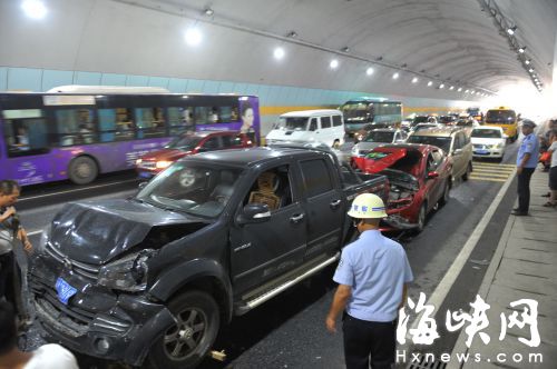 福州金鸡山隧道 昨8车追尾幸无人员伤亡