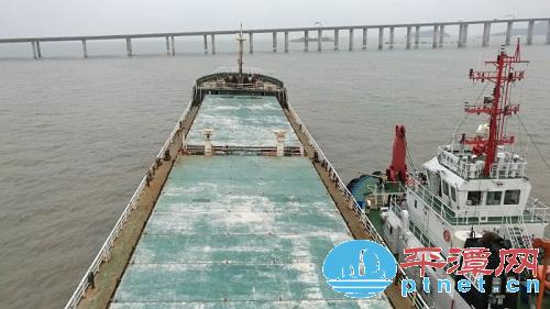 ”铁建拖01“将”海皇轮“一侧固定住，护送至金井湾码头.jpg