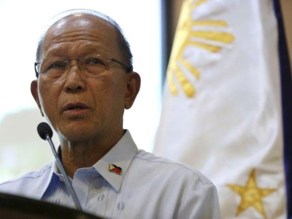 10月7日，菲律宾国防部长德尔芬·洛伦扎纳在马尼拉举行的新闻发布会上发言。新华／美联