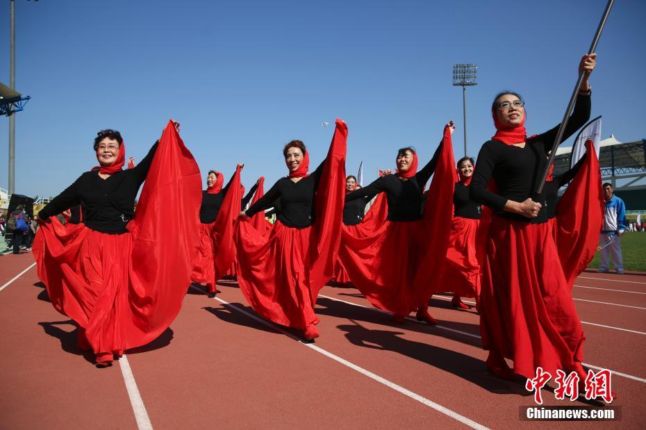 北京近3000位中老年人盛装巡游 上演舞蹈模特秀