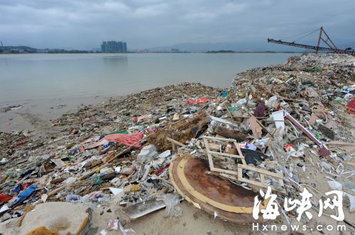 福州盖山镇乌龙江畔采砂后运建筑垃圾填江：垃圾处理成难题