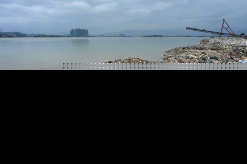 福州盖山镇乌龙江畔采砂后运建筑垃圾填江：垃圾处理成难题