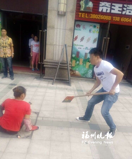 福州一女子运沙进小区 被同行男子铲断右手拇指指筋